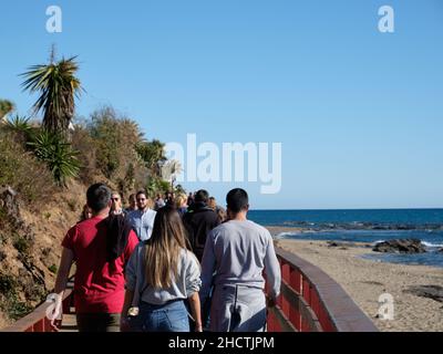 Holzpromenade, Senda litoral, Strandpromenade in La Cala de Mijas, Spanien. Stockfoto