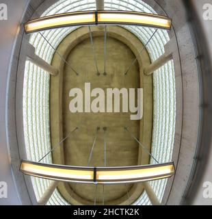 Weitwinkelansicht eines Oberlichts im Inneren der Bayview U-Bahn-Station, die Teil der Toronto Transit Commission oder TTC ist. November 18, 2021 Stockfoto