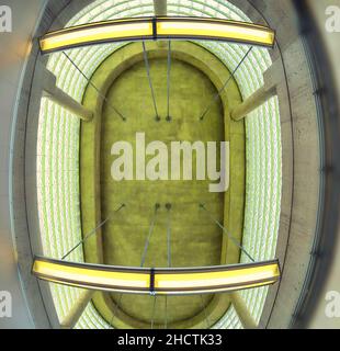 Weitwinkelansicht eines Oberlichts im Inneren der Bayview U-Bahn-Station, die Teil der Toronto Transit Commission oder TTC ist. November 18, 2021 Stockfoto