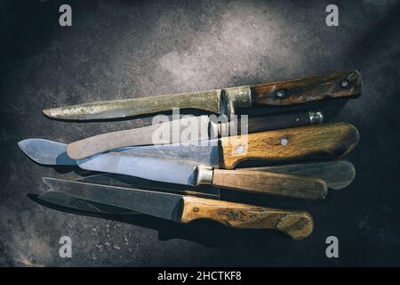 Vintage Metzger Fleischerbeile auf dunklem Holz Stockfoto