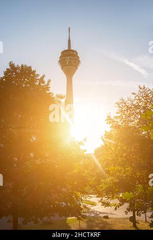 Strassfunker bei Sonnenuntergang in Düsseldorf Stockfoto