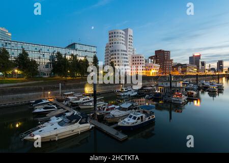 Düsseldorfer Medienhafen mit Gebäuden des Neuen Zollhofs Stockfoto