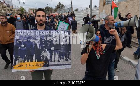 Israelische linke Aktivisten und Palästinenser rufen "Freies freies Palästina", während sie an einer Demonstration gegen israelische Besatzung und Siedlungsaktivitäten im Stadtteil Sheikh Jarrah am 31. Dezember 2021 in Jerusalem, Israel, teilnehmen. Das palästinensische Viertel Sheikh Jarrah ist derzeit das Zentrum einer Reihe von Eigentumsstreitigkeiten zwischen Palästinensern und rechtsgerichteten jüdischen Israelis. Einige Häuser wurden nach einem Gerichtsurteil von israelischen Siedlern besetzt. Stockfoto