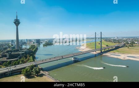 Blick auf die Stadt Düsseldorf über den Rhein Stockfoto