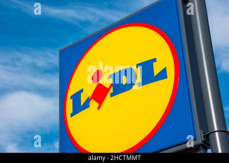 LIDL Supermarktkette Schild gegen den blau bewölkten Himmel. LIDL ist eine deutsche globale Discounter-Supermarktkette mit Sitz in Neckarsulm, Baden-Württemberg, Stockfoto