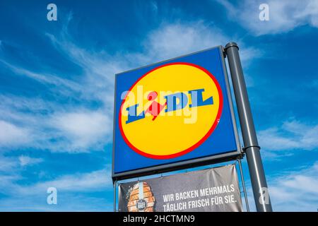 Volkswagen Zeichen gegen blauen Himmel. Volkswagen ist der größte deutsche Automobilhersteller und der drittgrößte Automobilhersteller der Welt. Stockfoto