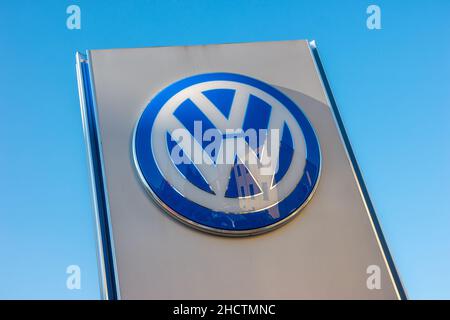 Volkswagen Zeichen gegen blauen Himmel. Volkswagen ist der größte deutsche Automobilhersteller und der drittgrößte Automobilhersteller der Welt. Stockfoto