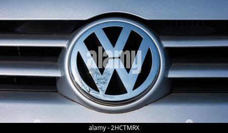 Volkswagen VW-Schild Logo auf einem Auto. Volkswagen ist ein berühmter europäischer Automobilhersteller mit Sitz in Deutschland. Stockfoto