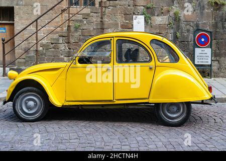 SAINT-MALO, FRANKREICH - SEPTEMBER 4. 2019: Dies ist ein alter gelber, der Legende der französischen Autoindustrie, der "alten", gelben "CIS 2 CB". Stockfoto