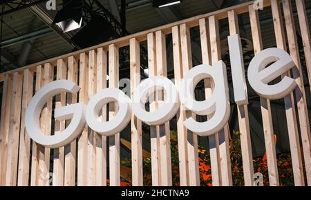Google-Logo. Google ist ein multinationales Technologieunternehmen, das sich auf internetbezogene Dienstleistungen und Produkte spezialisiert hat. Stockfoto