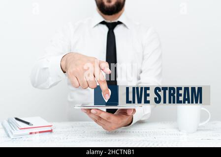 Hand schreiben Zeichen Live Stream. Wort, das zur Übertragung eines Video- oder Audiomaterials unter Verwendung von Internet Presenting Communication Technology geschrieben wurde Stockfoto