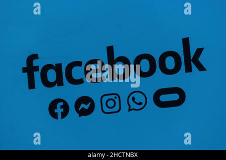 Facebook-Logo mit Symbol für soziale Medien. Facebook ist ein beliebter Social-Media-Dienst, der 2004 von Mark zuckerberg gegründet wurde Stockfoto