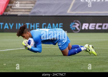 Adelaide, Australien, 1. Januar 2022. Alexander Paulsen von Wellington Phoenix rettet ein Tor beim A-League-Fußballspiel zwischen Adelaide United und dem FC Wellington Phoenix im Coopers Stadium am 01. Januar 2022 in Adelaide, Australien. Quelle: Peter Mundy/Speed Media/Alamy Live News Stockfoto