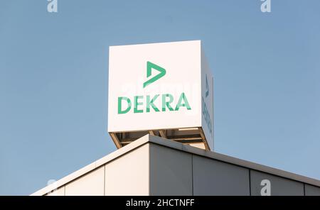 DEKRA-Logo auf einem Gebäude. DEKRA ist ein 1925 in Berlin gegründetes Unternehmen zur Fahrzeuginspektion. DEKRA ist das drittgrößte Inspektionsunternehmen in t Stockfoto