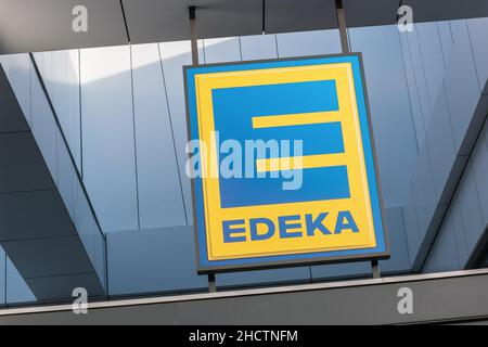 Schild am Eingang eines EDEKA-Stores in Deutschland - die EDEKA-Gruppe ist der größte deutsche Supermarktkonzern Stockfoto