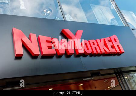 New Yorker Logo vor einem Geschäft. Diese Modehaus-Kette bietet modernes und stilvolles Outfit für Männer und Frauen. Stockfoto