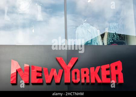 New Yorker Logo vor einem Geschäft. Diese Modehaus-Kette bietet modernes und stilvolles Outfit für Männer und Frauen. Stockfoto