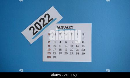 Weißer Januar 2022 Kalender mit blauem Hintergrund. 2022 Neujahrskonzept Stockfoto