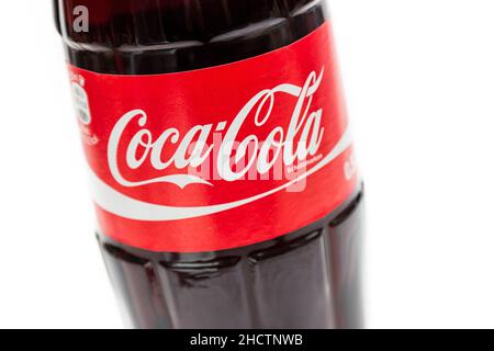 Nahaufnahme einer klassischen Glasflasche Coca-Cola isoliert auf weißem Hintergrund. Coca-Cola ist ein kohlensäurehaltiges alkoholfreies Getränk, das weltweit verkauft wird. Stockfoto