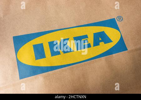 IKEA Logo auf einer Papiertasche. IKEA ist der weltweit größte Möbelhändler und verkauft fertige Möbel. Gegründet 1943 in Schweden. Stockfoto