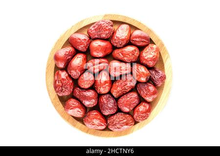 Mehrere süße getrocknete ziziphus-Beeren auf einem Holztablett, Nahaufnahme, Draufsicht. Stockfoto