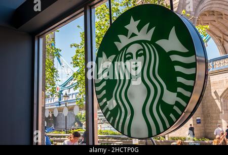 Starbucks Logo in einem Geschäft. Starbucks ist das größte Kaffeehausunternehmen der Welt. Stockfoto