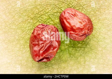 Zwei süße getrocknete ziziphus-Beeren auf Keramik, Nahaufnahme, Draufsicht. Stockfoto