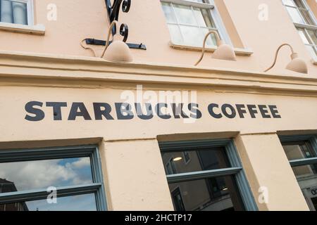 Starbucks Store. Starbucks ist das größte Kaffeehausunternehmen der Welt. Illustratives Editorial. Stockfoto