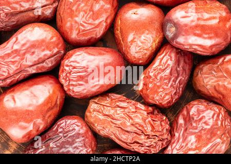 Mehrere süße getrocknete ziziphus-Beeren in einer Keramikplatte, Nahaufnahme, Draufsicht. Stockfoto