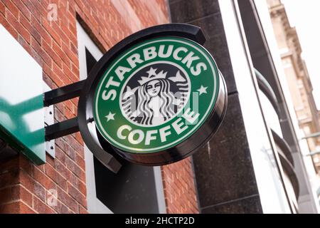 Logo eines Starbucks Coffee Kaffeehauses. Starbucks ist das größte Kaffeehausunternehmen der Welt und wurde 1971 in Washington gegründet. Stockfoto
