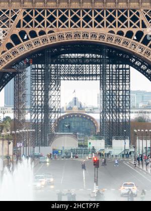 Paris, Frankreich. Dezember 26. 2021. Nahaufnahme des Eiffelturms und des ephemeren Grand Palais im Hintergrund auf den Champs de Mars. Stockfoto