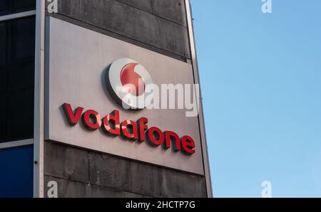 Vodafone-Logo. Vodafone Group ist ein britisches Telekommunikationsunternehmen mit Hauptsitz in London und Sitz in Newbury, Berkshire. Stockfoto