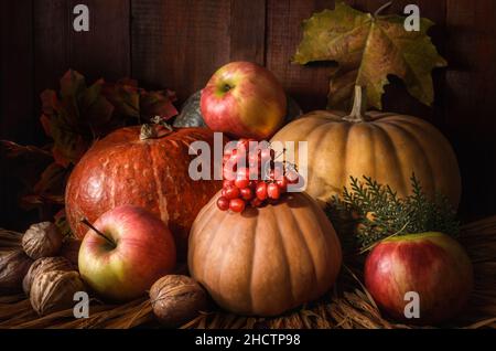 Kürbis und Früchte auf dunklem Holzhintergrund Stockfoto