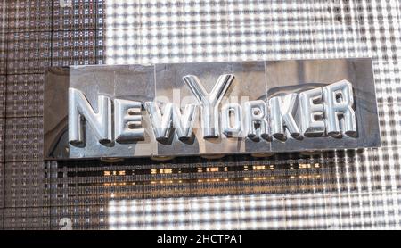 New Yorker Logo auf der Vorderseite des Stores. Diese Modehaus-Kette bietet modernes und stilvolles Outfit für Männer und Frauen. Stockfoto