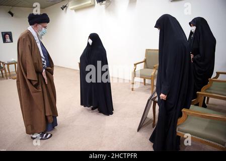 Teheran, Iran. 1st Januar 2022. Ein Handout-Bild, das vom Obersten Imam des Iran zur Verfügung gestellt wurde, zeigt, dass der iranische Oberste Imam ALI KHAMENEI (R) die Witwe und andere Familienmitglieder des ermordeten iranischen Revolutionsgarden-Korps (IRGC), Generalleutnant und Kommandeur der Quds-Truppen, Qasem Soleimani, vor dem zweiten Todestag begrüßt, In Teheran, Iran, 01. Januar 2022. Der Iran wird am 03. Januar 2022 den zweiten Todestag von Soleimani begehen. Der oberste iranische General wurde bei einem gezielten US-Luftangriff am 03. Januar 2020 in Bagdad, Irak, getötet. (Bild: © IR Bild: Z Stockfoto