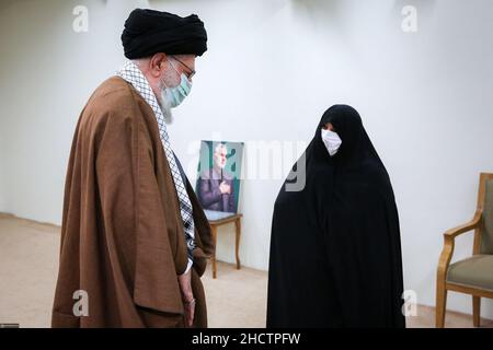 Teheran, Iran. 1st Januar 2022. Ein Handout-Bild, das vom Obersten Imam des Iran zur Verfügung gestellt wurde, zeigt, dass der iranische Oberste Imam ALI KHAMENEI (C) die Witwe und andere Familienmitglieder des ermordeten iranischen Revolutionsgarden-Korps (IRGC), Generalleutnant und Kommandeur der Quds-Truppen, Qasem Soleimani, vor dem zweiten Todestag begrüßt, In Teheran, Iran, 01. Januar 2022. Der Iran wird am 03. Januar 2022 den zweiten Todestag von Soleimani begehen. Der oberste iranische General wurde bei einem gezielten US-Luftangriff am 03. Januar 2020 in Bagdad, Irak, getötet. (Bild: © IR Bild: Z Stockfoto