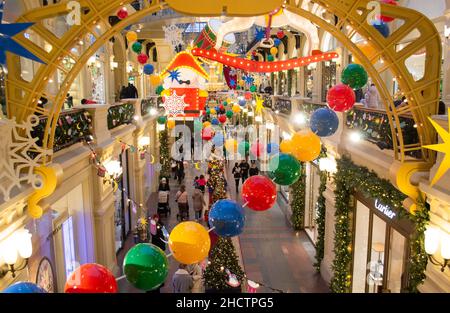 Moskau, Russland, Dezember 2021: Helle, bunte Weihnachtsdeko im Einkaufszentrum GUM nach dem Nussknacker-Märchen. Stockfoto