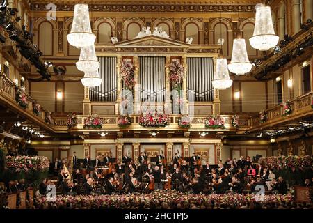 Wien, Österreich. 01st Januar 2022. (220101) -- WIEN, 1. Januar 2022 (Xinhua) -- die Wiener Philharmoniker unter der Leitung von Daniel Barenboim treten beim Neujahrskonzert der Wiener Philharmoniker 2022 in Wien, Österreich, am 1. Januar 2022 auf. (Dieter Nagl/The Vienna Philharmonic Orchestra/Handout via Xinhua) Quelle: Xinhua/Alamy Live News Stockfoto