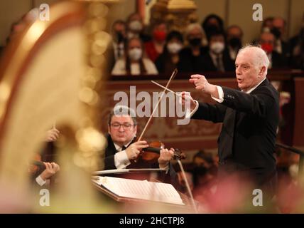 Wien, Österreich. 01st Januar 2022. (220101) -- WIEN, 1. Januar 2022 (Xinhua) -- die Wiener Philharmoniker unter der Leitung von Daniel Barenboim treten beim Neujahrskonzert der Wiener Philharmoniker 2022 in Wien, Österreich, am 1. Januar 2022 auf. (Dieter Nagl/The Vienna Philharmonic Orchestra/Handout via Xinhua) Quelle: Xinhua/Alamy Live News Stockfoto