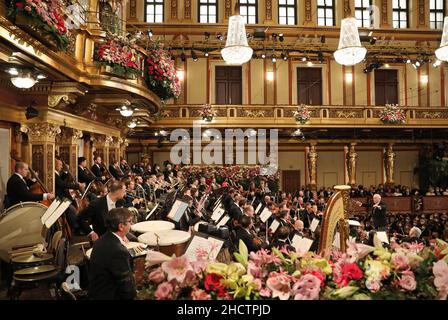 Wien, Österreich. 01st Januar 2022. (220101) -- WIEN, 1. Januar 2022 (Xinhua) -- die Wiener Philharmoniker unter der Leitung von Daniel Barenboim treten beim Neujahrskonzert der Wiener Philharmoniker 2022 in Wien, Österreich, am 1. Januar 2022 auf. (Dieter Nagl/The Vienna Philharmonic Orchestra/Handout via Xinhua) Quelle: Xinhua/Alamy Live News Stockfoto