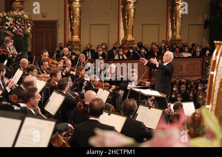 Wien, Österreich. 01st Januar 2022. (220101) -- WIEN, 1. Januar 2022 (Xinhua) -- die Wiener Philharmoniker unter der Leitung von Daniel Barenboim treten beim Neujahrskonzert der Wiener Philharmoniker 2022 in Wien, Österreich, am 1. Januar 2022 auf. (Dieter Nagl/The Vienna Philharmonic Orchestra/Handout via Xinhua) Quelle: Xinhua/Alamy Live News Stockfoto