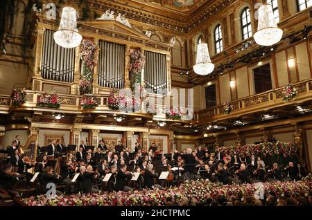 Wien, Österreich. 01st Januar 2022. (220101) -- WIEN, 1. Januar 2022 (Xinhua) -- die Wiener Philharmoniker unter der Leitung von Daniel Barenboim treten beim Neujahrskonzert der Wiener Philharmoniker 2022 in Wien, Österreich, am 1. Januar 2022 auf. (Dieter Nagl/The Vienna Philharmonic Orchestra/Handout via Xinhua) Quelle: Xinhua/Alamy Live News Stockfoto