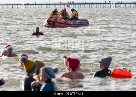 Jubilee Beach, Southend on Sea, Essex, Großbritannien. 1st Januar 2022. Die Menschen haben sich für wohltätige Zwecke in die kalten Gewässer der Themsemündung gebracht, um Gelder für die lokale Niederlassung der Royal National Lifeboat Institution zu sammeln. Mitglieder der RNLI waren aus Sicherheitsgründen zur Verfügung, viele der Schwimmer trugen Kostüme in schicken Kleidern. Rund 300 Personen nahmen daran Teil Stockfoto