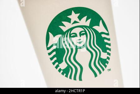 Logo eines Starbucks auf einer Papierkaffeetasse. Starbucks ist das größte Kaffeehausunternehmen der Welt und wurde 1971 in Washington gegründet. Stockfoto