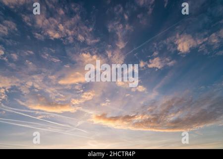 bewölkter Himmel bei Sonnenuntergang Stockfoto