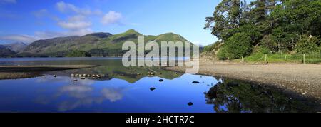 CAT Bells Fell from Friars Crag, Derwentwater, Keswick town, Cumbria, Lake District National Park, England, UK Cat Bells ist eine der 214 Wainwrights Stockfoto