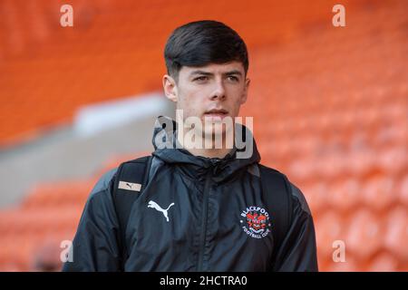 Blackpool, Großbritannien. 01st Januar 2022. Luke Mariette #37 von Blackpool kommt am 1/1/2022 in der Bloomfield Road in Blackpool, Großbritannien an. (Foto von Craig Thomas/News Images/Sipa USA) Quelle: SIPA USA/Alamy Live News Stockfoto