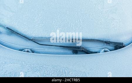Windschutzscheibe mit Eis und Schnee bedeckt Stockfoto