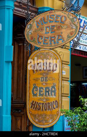 Argentinien, Buenos Aires, La Boca, Caminto Street alias Tango Street. Museo De Cera, Cera Museum Schild. Stockfoto