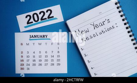 Weißer Kalender für Januar 2022 mit Text in der Auflösung für das neue Jahr auf dem Notizblock. Stockfoto